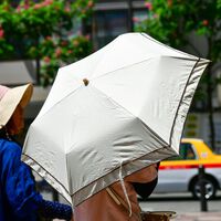 Usar paraguas contra el sol es la última moda en España. La ciencia tiene claro hasta qué punto nos protege realmente 