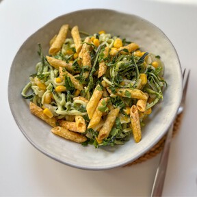 Esta ensalada de pasta crujiente se preparara en 20 minutos con ayuda de la airfryer y es una cena tan fácil como deliciosa 