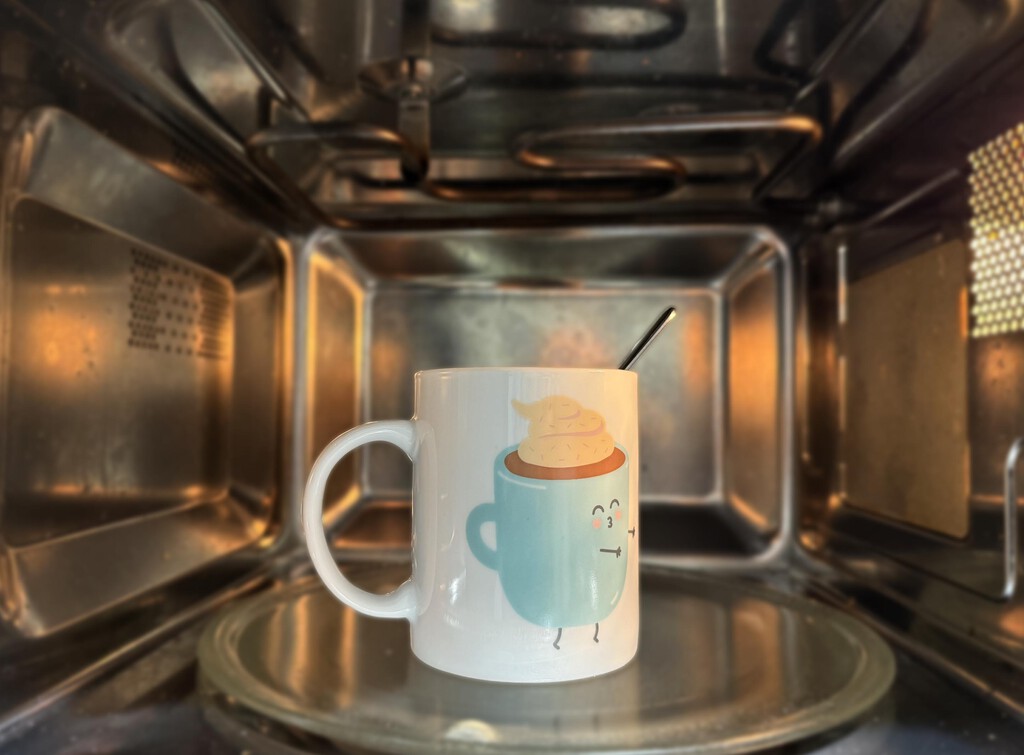 Este es el motivo por la que las marcas de microondas recomiendan introducir una cuchara metálica para calentar líquidos