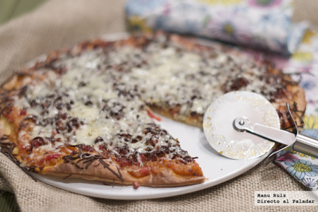 Pizza de pisto de verduras y jamón serrano. Receta Thermomix