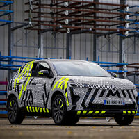 El Renault Austral, primo hermano del Nissan Qashqai, deja ver su silueta de SUV compacto semanas antes de su presentación