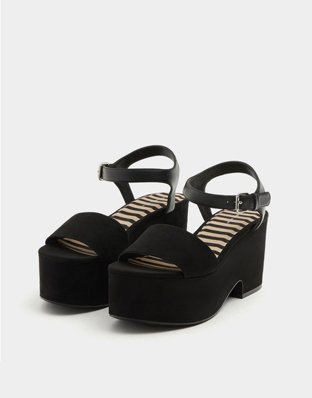Sandalias de cuña negra urbana forrada rebajadas a 19,99 euros en Pull & Bear