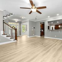 Con motor DC de bajo consumo y luz LED regulable: la mejor opción para pasar el verano fresco sin gastar de más