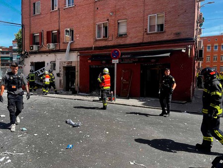 Dispositivo De Emergencias En El Bar Afectado En La Calle Manuel Maroto Del Barrio Madrileno De Vallecas C Emergencias Madrid