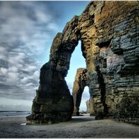Se derrumba parcialmente uno de los arcos de la Playa de Las Catedrales