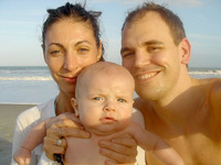 Guía práctica para pasar desapercibidos en la playa siendo padres primerizos (I)