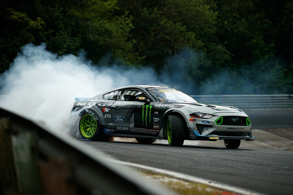 Video: ¿Para qué intentar la vuelta más rápida del Nürburgring cuando puedes recorrerlo drifteando en cada curva?