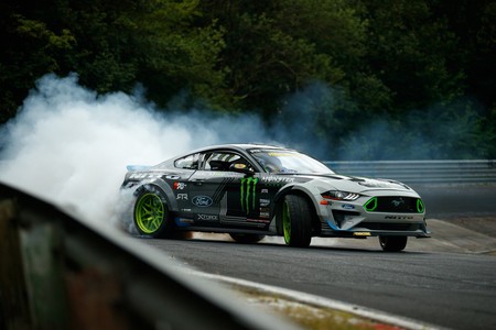 Video: ¿Para qué intentar la vuelta más rápida del Nürburgring cuando puedes recorrerlo drifteando en cada curva?
