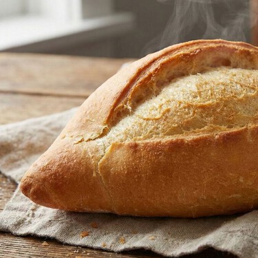 Revive el pan duro del día anterior con este truco infalible en freidora de aire: queda suave y crujiente en solo 4 minutos