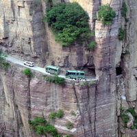 Trece jóvenes en China cavaron a mano un túnel durante 5 años: atravesaron un acantilado vertical