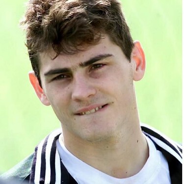 El padre de Iker Casillas: "En EGB sacó una media de sobresaliente, en Primero de BUP, notable... Luego, llegaron los viajes y, aun así, pudo con el COU. Ahora está matriculado en la carrera de Empresariales, pero no sé si podrá estudiarla"  