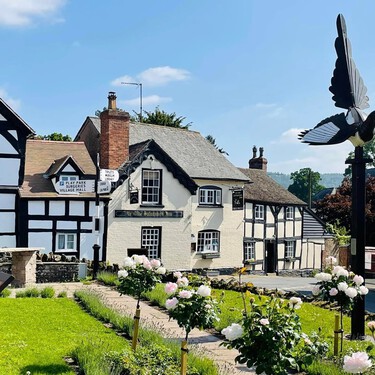 Entre campiñas y los Oscar: el pueblo tradicional inglés donde se grabó 'Hamnet' con calles empedradas y casas de madera
