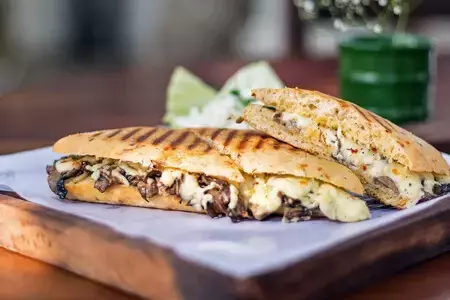 Esta sandwichera es ideal para hacer paninis y bocadillos y no llega a los 20 euros gracias al Black Friday