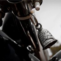 Moteros yanquis, gremlins y caídas. Así nacieron las Guardian Bells, las campanas protectoras de las motos