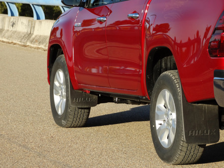 Ruedas Prueba Toyota Hilux Exteriores Asfalto