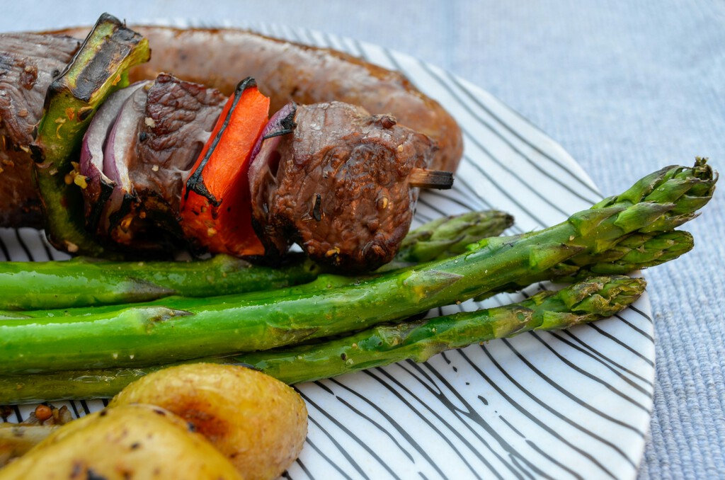 La ciencia ha derribado un gran mito que terminará la guerra entre cuál dieta para ganar músculos es mejor: la de los veganos o los omnívoros
