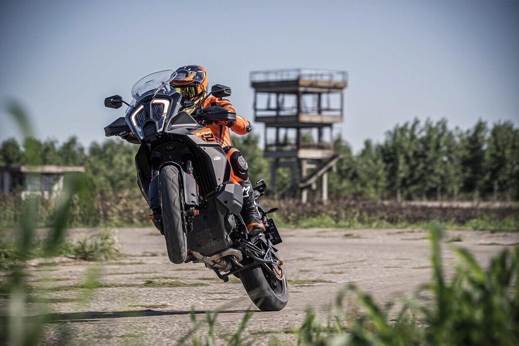 Fuga de cerebros en KTM. La crisis de la marca ha hecho que CFMOTO, BMW y Yamaha se lleven a los mejores ingenieros de la marca por miedo a la estabilidad