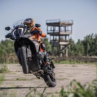 Fuga de cerebros en KTM. La crisis de la marca ha hecho que CFMOTO, BMW y Yamaha se lleven a los mejores ingenieros de la marca por miedo a la estabilidad 