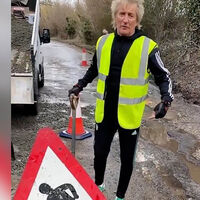 Estrella del rock y obrero. Rod Stewart arregla él mismo los baches cerca de su casa: "Mi Ferrari no puede ni pasar por ahí" 