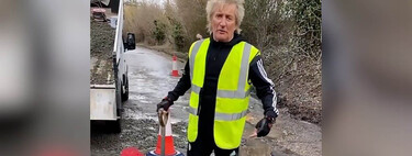 Estrella del rock y obrero. Rod Stewart arregla él mismo los baches cerca de su casa: "Mi Ferrari no puede ni pasar por ahí" 