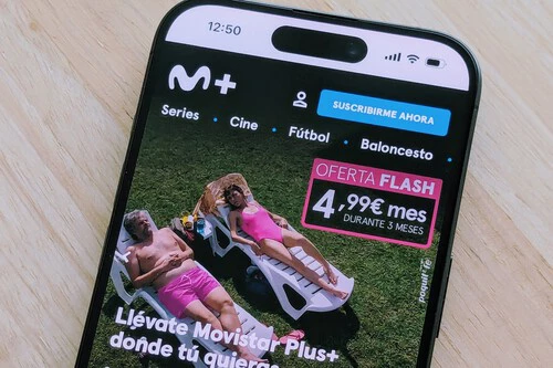 Foto de un iPhone 15 Pro con la oferta de Movistar Plus+ en pantalla