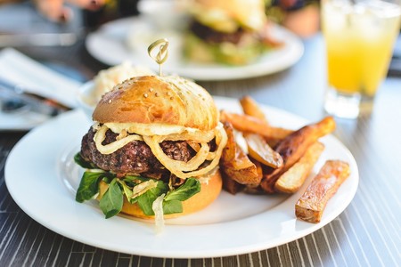 Cambiar patatas fritas por boniatos: así se modifica el perfil nutricional de tu hamburguesa