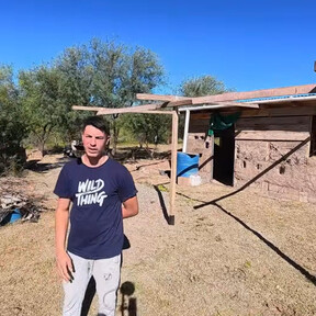 Mauricio, un joven argentino de 37 años que dejó su vida en Buenos Aires para construir su casa de madera, paja y barro en un pueblecito de Córdoba 