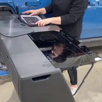 Rivian muestra en vídeo la cocina camper de su pick-up eléctrica R1T, una delicatessen para los amantes de la vanlife