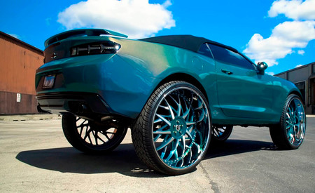 Este Chevrolet Camaro descapotable quería ser todo un Monster Truck... ¡y vaya si lo ha conseguido!
