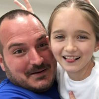 Un padre soltero da cursos gratis a otros padres para enseñarles a peinar a sus hijas, y así fortalecer el vínculo con ellas