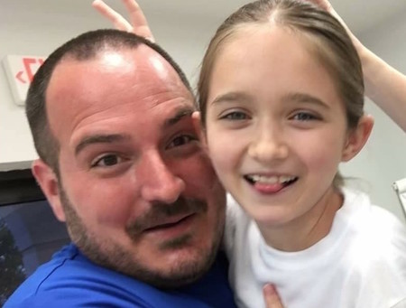 Un padre soltero da cursos gratis a otros padres para enseñarles a peinar a sus hijas, y así fortalecer el vínculo con ellas