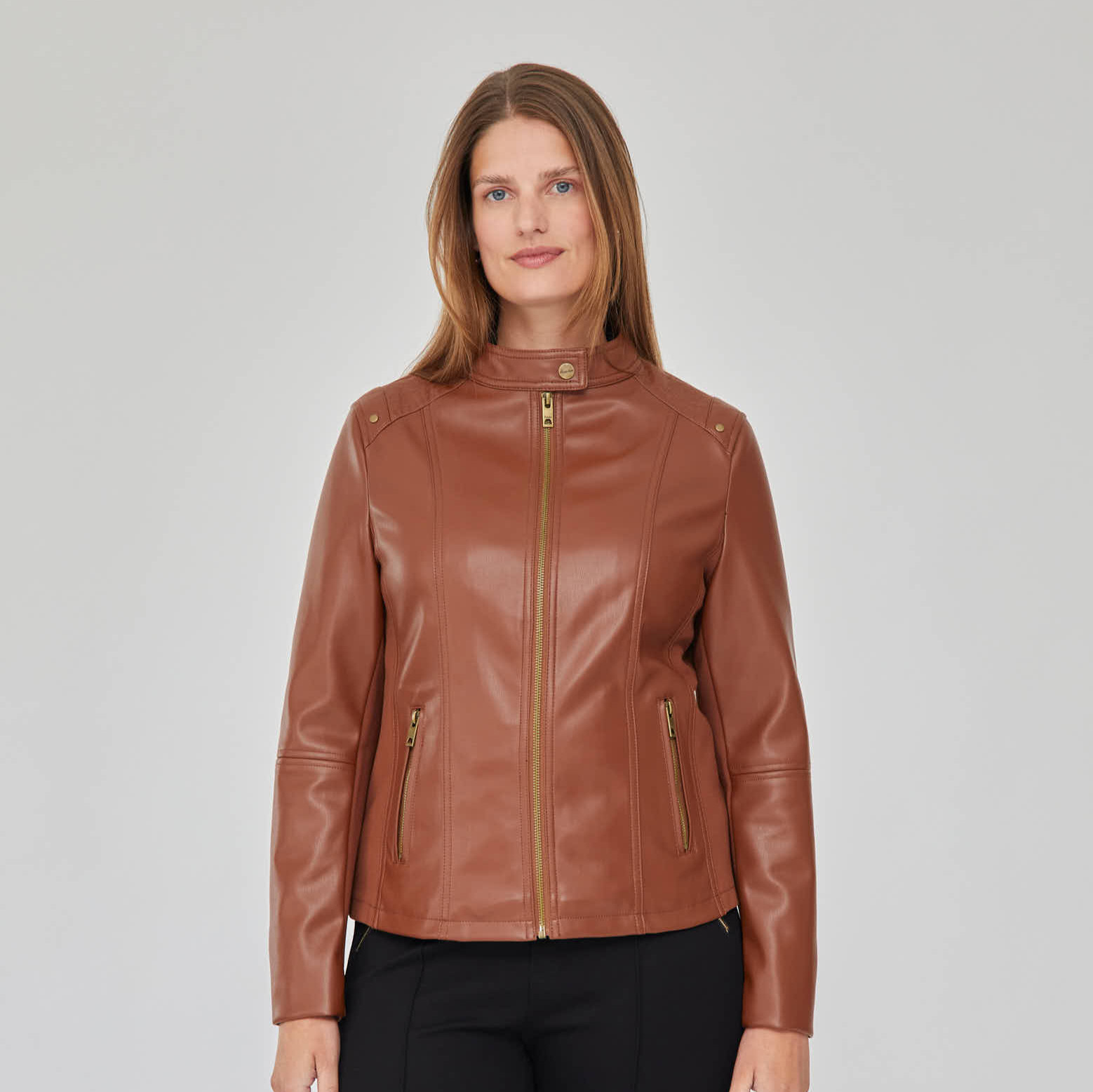 October
Cazadora de mujer efecto piel cuello mao