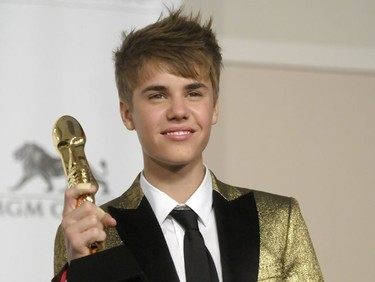 Justin Bieber y su chaqueta dorada en los Premios Billboard