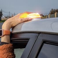 Las balizas V16 garantizan doce años de conexión, pero sus pilas no van a aguantar tanto. Este es el mejor método para cuidarlas 