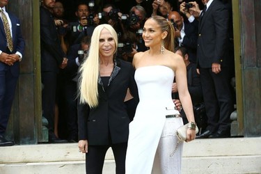 Jennifer López cautiva a todos en el desfile de Atelier Versace en París