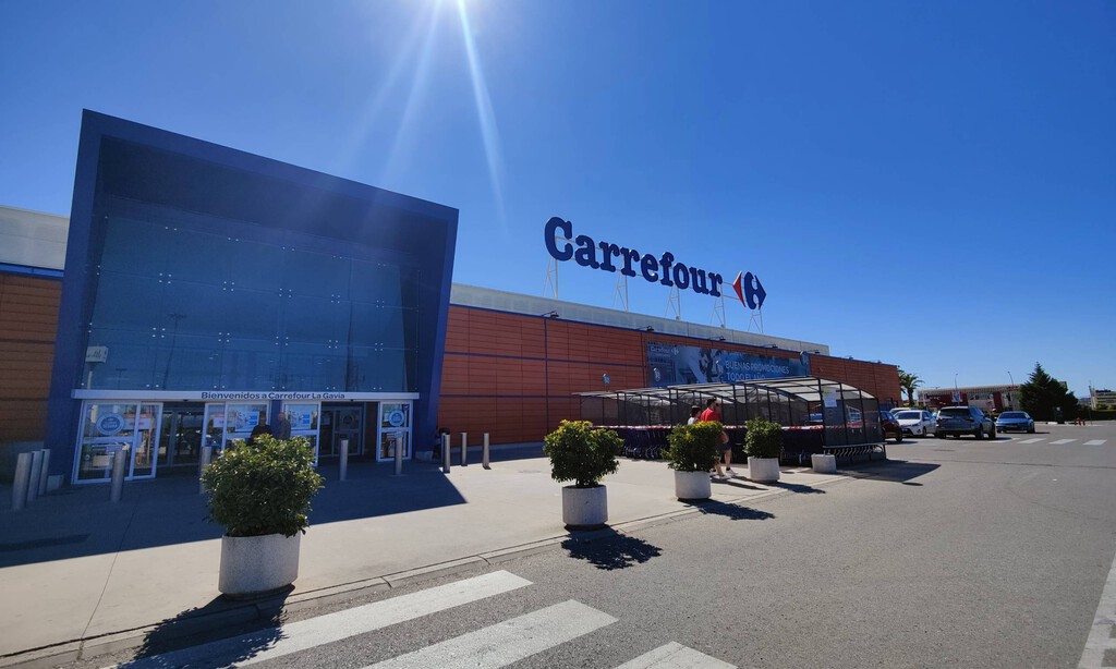 Carrefour está liquidando el set de mesa, sillas y sillón perfecto para balcón, terraza o jardín: ahora cuesta 99 euros 