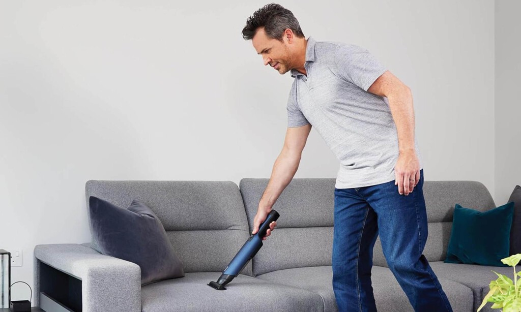 La aspiradora de mano Shark que pesa menos de un kilo y tiene potencia de sobra: ideal para el sofá, escritorio o incluso el coche