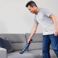 Mini, ligera y con un diseño que sorprende: Shark tiene esta aspiradora de mano para limpiar el sofá, escritorio o el coche