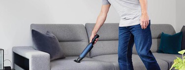 La aspiradora de mano Shark que pesa menos de un kilo y tiene potencia de sobra: ideal para el sofá, escritorio o incluso el coche