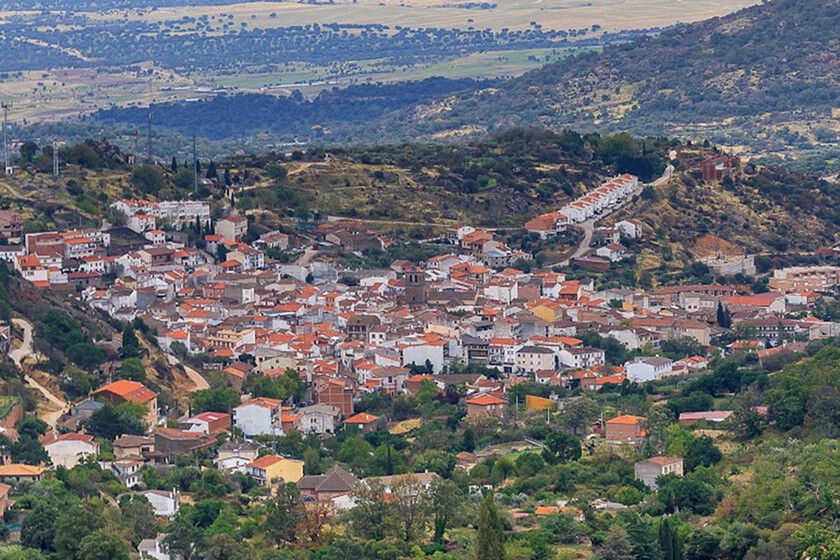 Este pueblo de Toledo, a una hora y media de Madrid, es imprescindible visitarlo en otoño: un paraíso de rutas de senderismo y castañas asadas