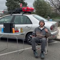 Este chico ha conseguido lo impensable: viajar de España a Japón en un coche de 900 euros con el que ha recorrido 25.000 km y que se ha convertido en su casa