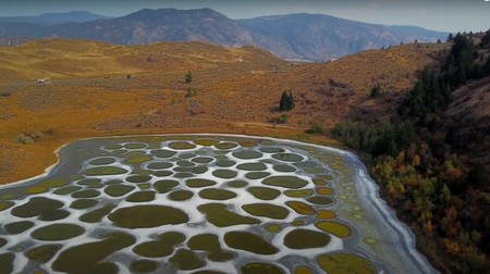 Spotted Lake: sobrevolando el lago más hipnótico de Canadá