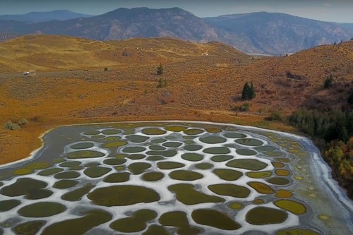 Spotted Lake: sobrevolando el lago más hipnótico de Canadá