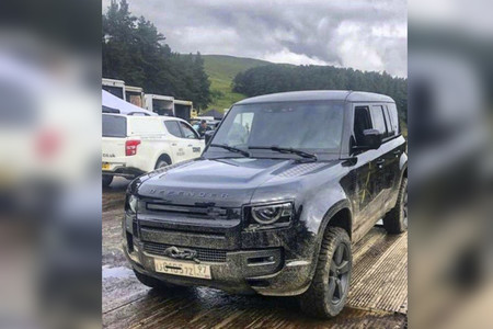 Este sería el aspecto del nuevo Land Rover Defender sin camuflaje, tal y como saldrá en la nueva entrega de James Bond
