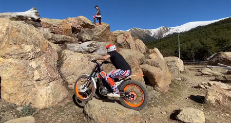 Habilidad extrema en moto son estos 3 vídeos de Toni Bou pasando obstáculos imposibles