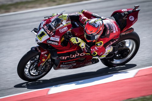 ¡Triplete! Álvaro Bautista reina en otra exhibición de la Ducati Panigale V4 R en Barcelona-Catalunya