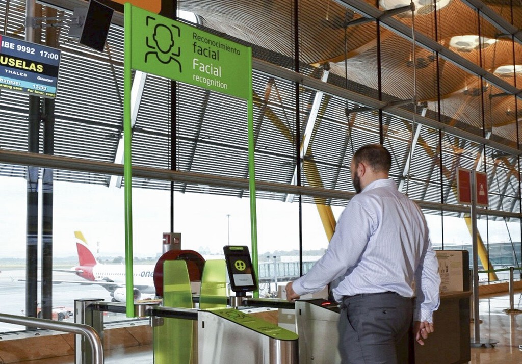 Usar el reconocimiento facial en los aeropuertos españoles no era tan buena idea. AENA acaba de recibir una histórica multa de 10 millones de euros