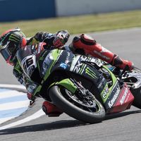Tom Sykes marca ritmo en Donington Park y consigue su primera Superpole de la temporada