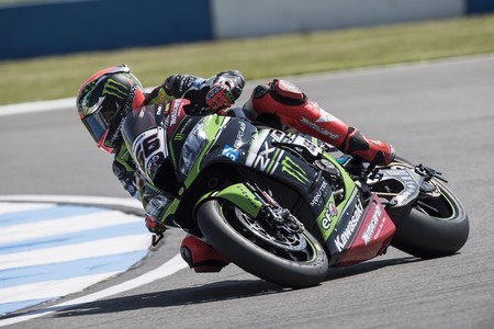 Tom Sykes marca ritmo en Donington Park y consigue su primera Superpole de la temporada