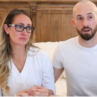 Unos padres youtubers devuelven a su hijo adoptivo con autismo tras monetizar durante años su historia  